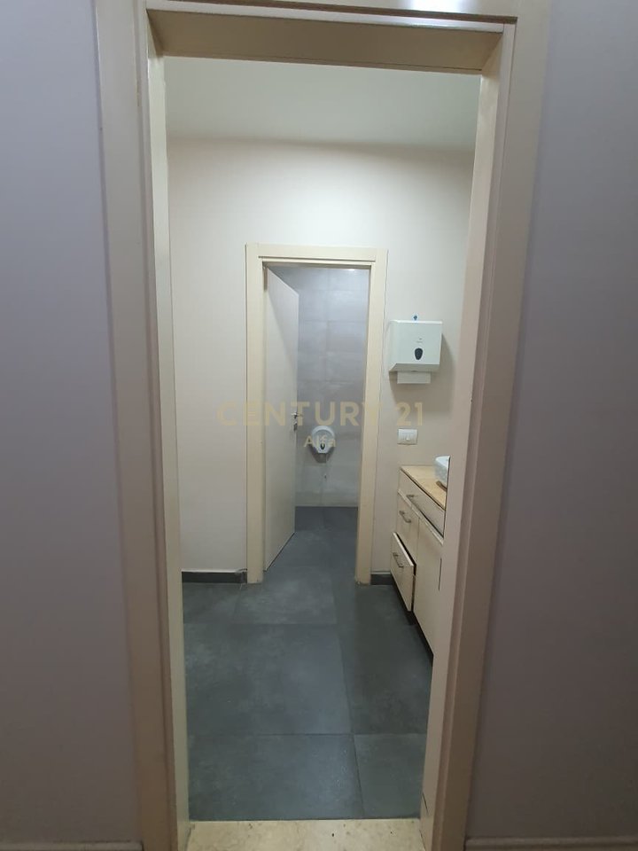 Jepet me qira ambient per zyra prane tek Liqenit te Tiranes!