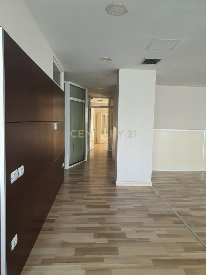 Jepet me qira ambient per zyra prane tek Liqenit te Tiranes!