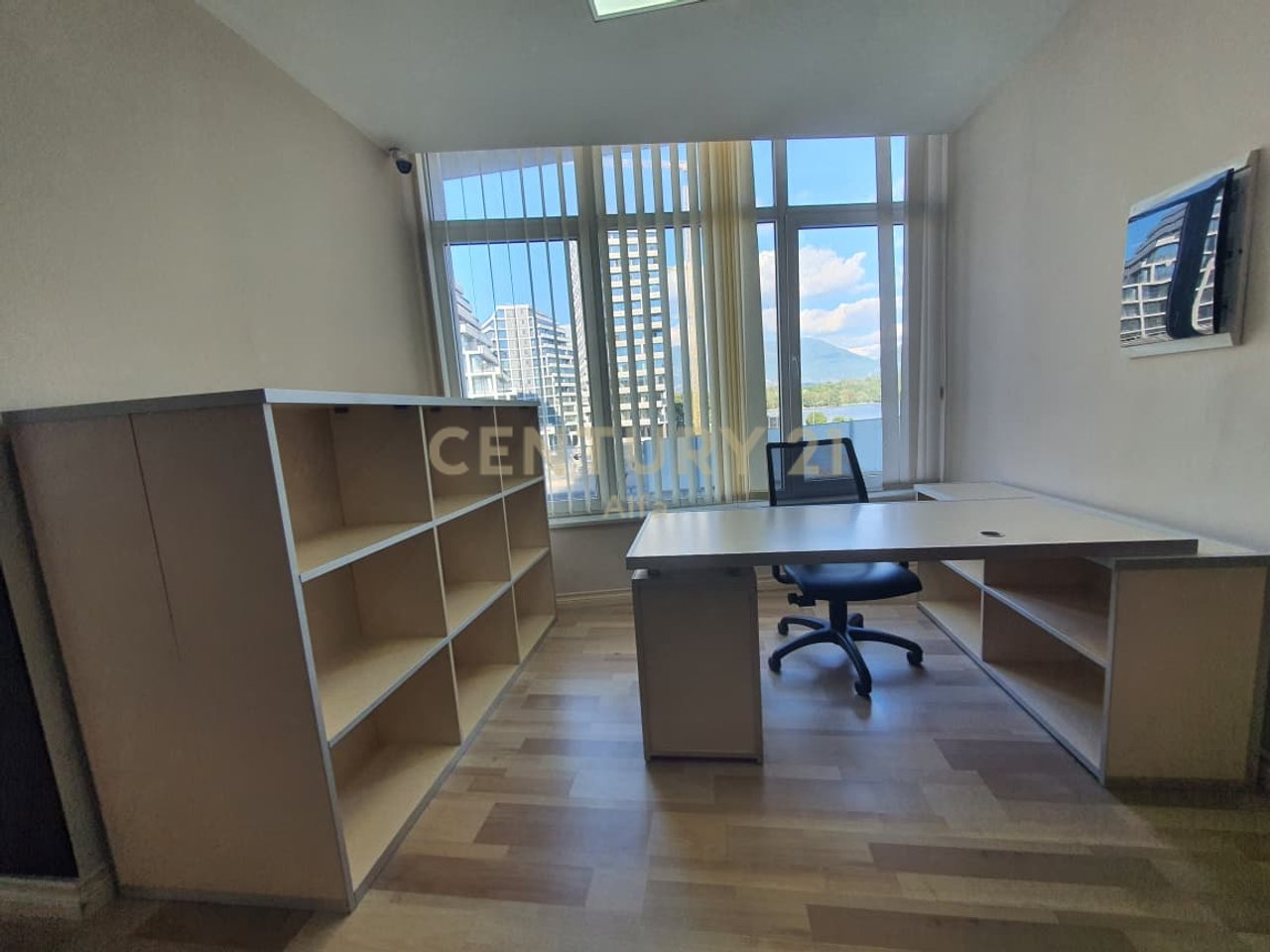 Jepet me qira ambient per zyra prane tek Liqenit te Tiranes!