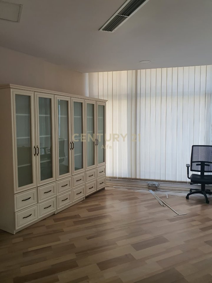 Jepet me qira ambient per zyra prane tek Liqenit te Tiranes!