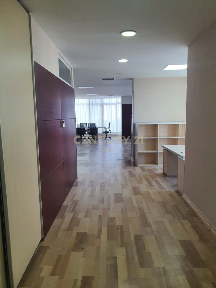 Jepet me qira ambient per zyra prane tek Liqenit te Tiranes!