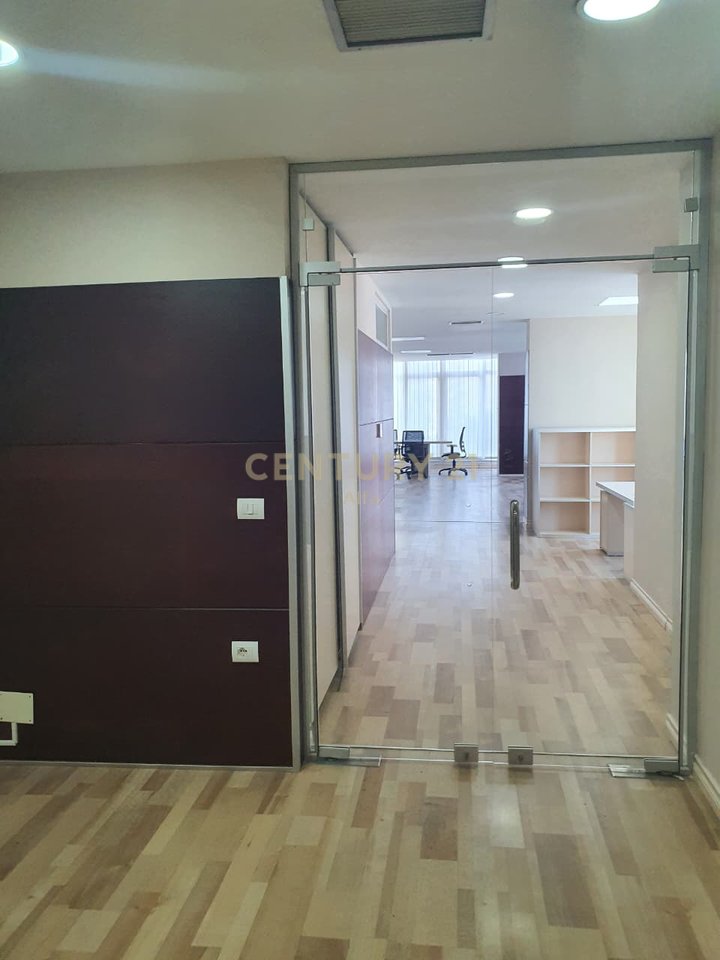 Jepet me qira ambient per zyra prane tek Liqenit te Tiranes!