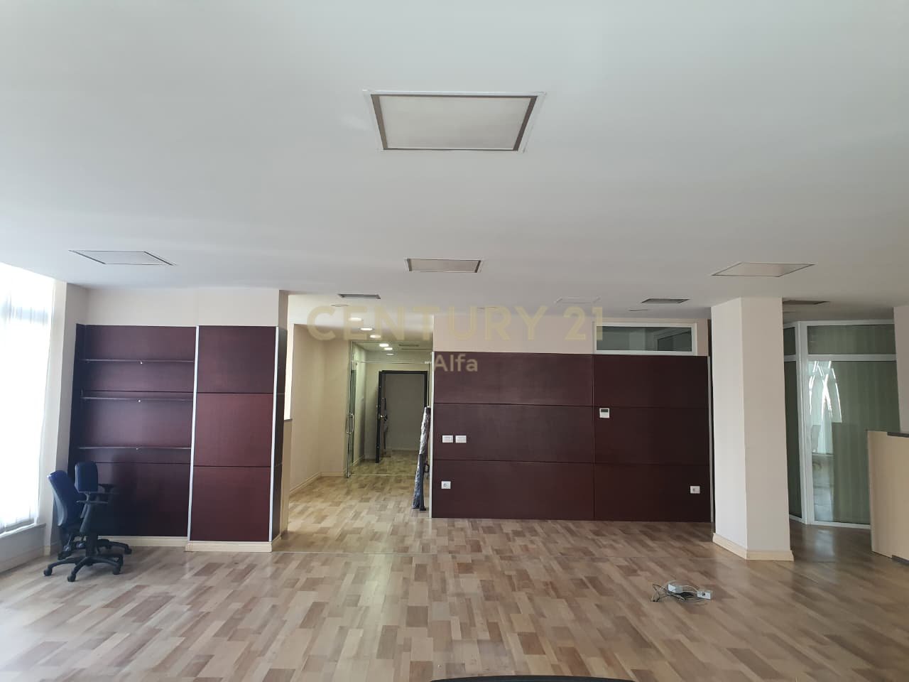 Jepet me qira ambient per zyra prane tek Liqenit te Tiranes!