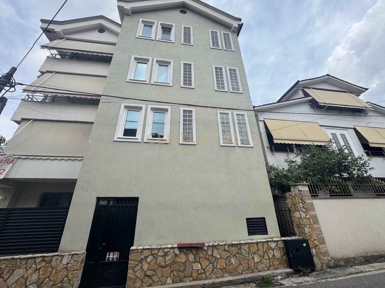 Vilë 4 katshe në shitje tek Kodra e Priftit