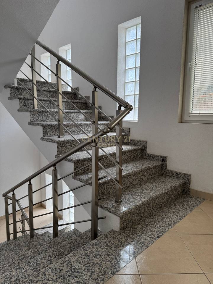 Vilë 4 katshe në shitje tek Kodra e Priftit