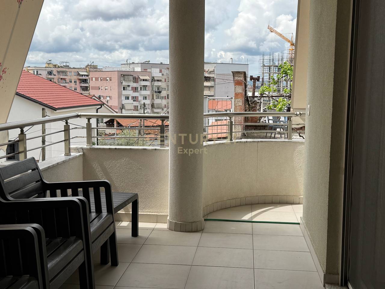 Vilë 4 katshe në shitje tek Kodra e Priftit