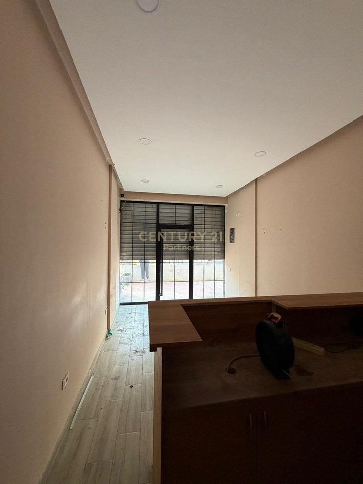 Ambient Komercial në Shitje – prane rruges Asim Vokshi, Brraka, Tiranë