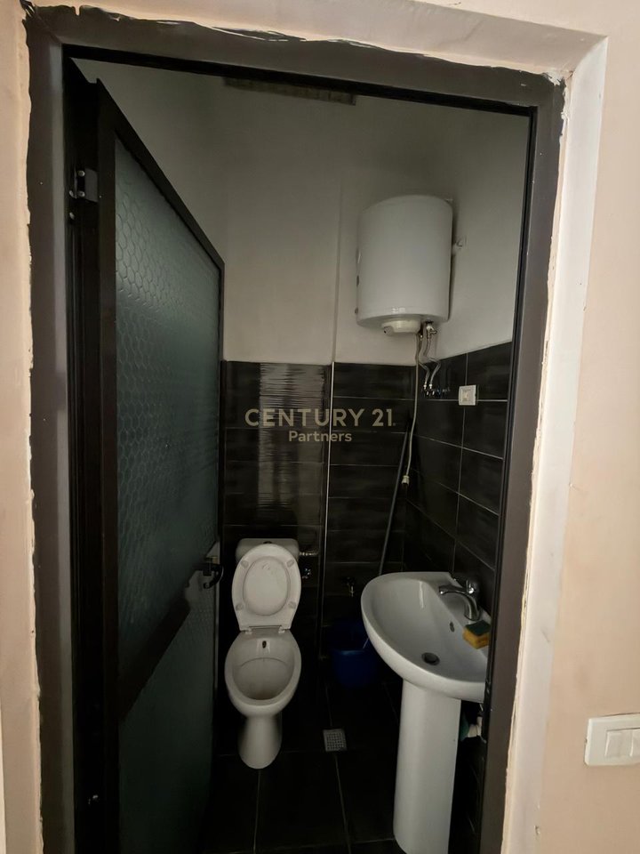 Ambient Komercial në Shitje – prane rruges Asim Vokshi, Brraka, Tiranë