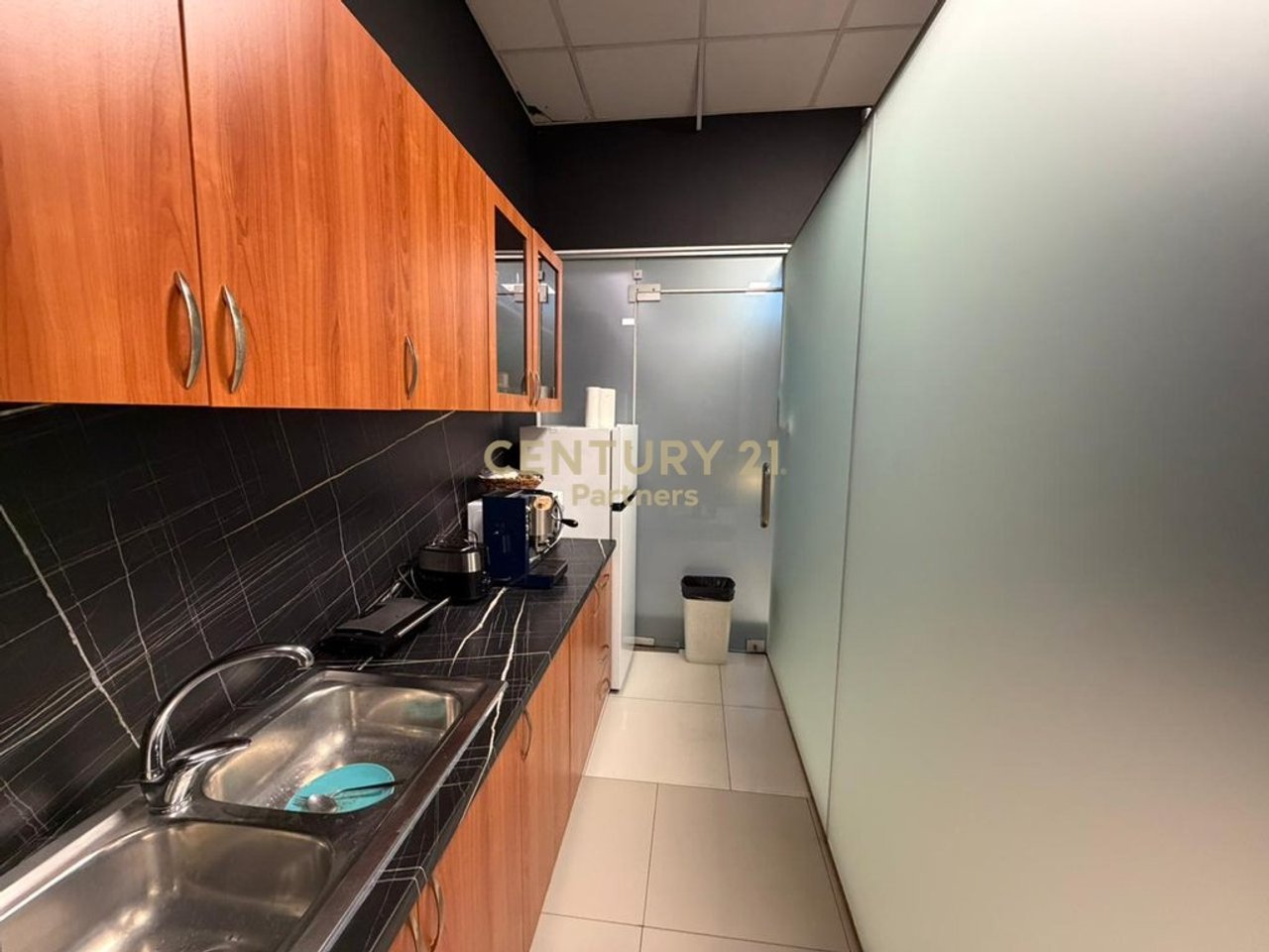 OFFICE SPACE FOR RENT + 2 PARKING SPOTS OPPOSITE DELIJORGJI!