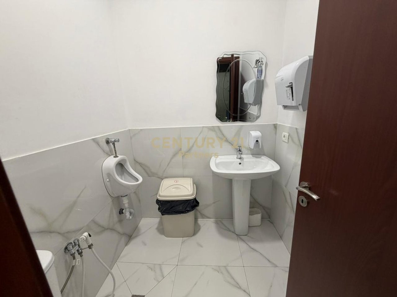 OFFICE SPACE FOR RENT + 2 PARKING SPOTS OPPOSITE DELIJORGJI!