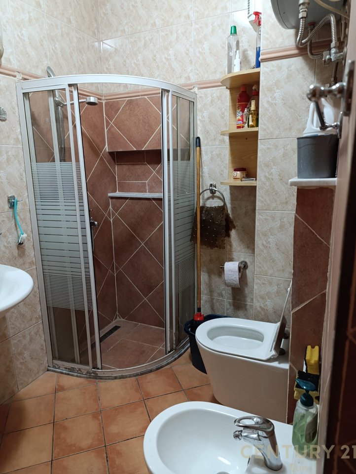 Appartamento 1+1 convertito in 2+1 in affitto a Komuna e Parisit!