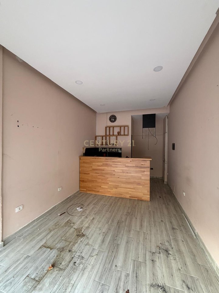 Ambient Komercial në Shitje – prane rruges Asim Vokshi, Brraka, Tiranë