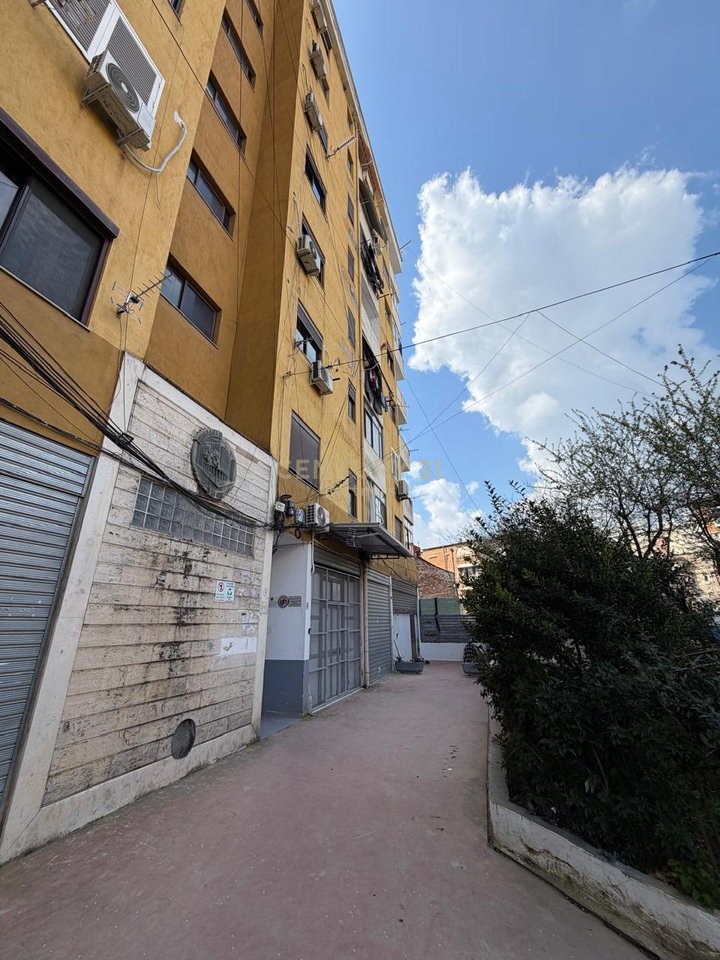 Ambient Komercial në Shitje – prane rruges Asim Vokshi, Brraka, Tiranë