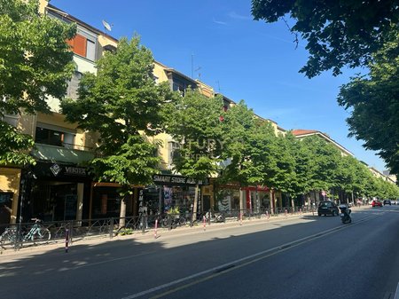 AMBIENT 2+1 PER QIRA BUZE RRUGES SE DURRESIT PER ZYRA/KLINIKE