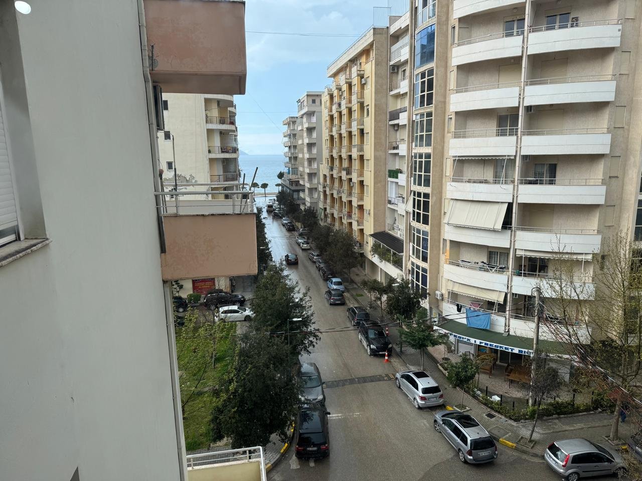APARTAMENT 2+1 PER QIRA ,PRANE LUNGOMARES!