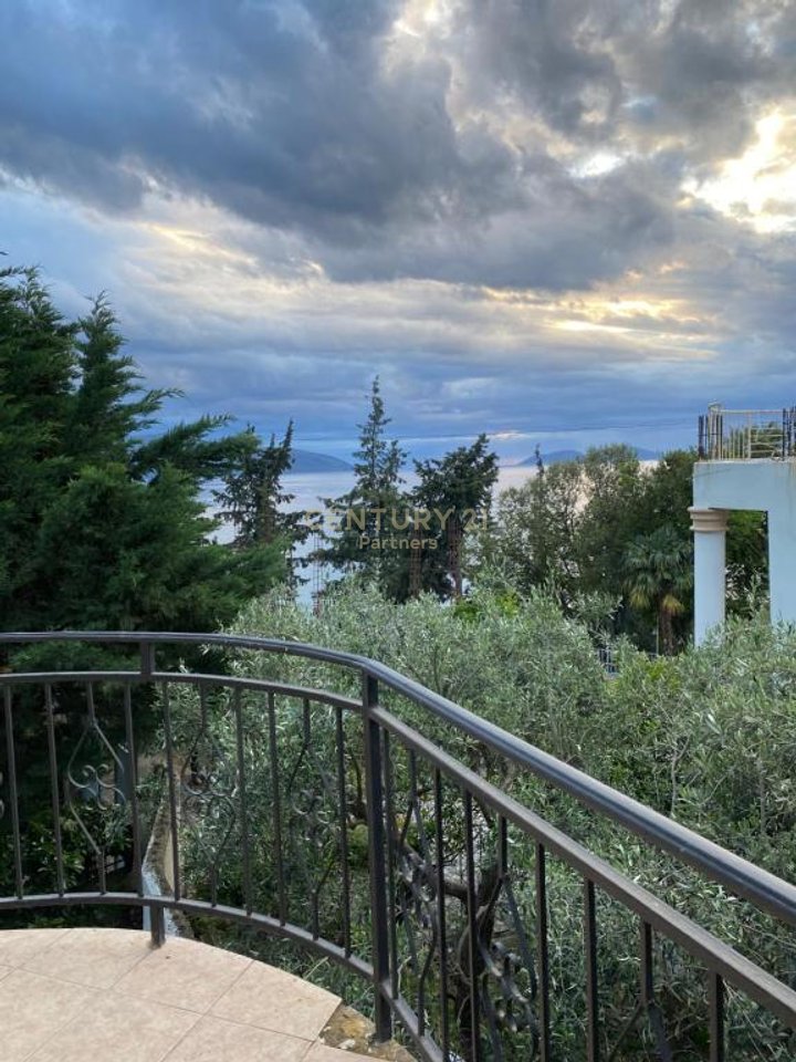 MINI HOTEL ME QIRA NE UJE TE FTOHTE VLORE