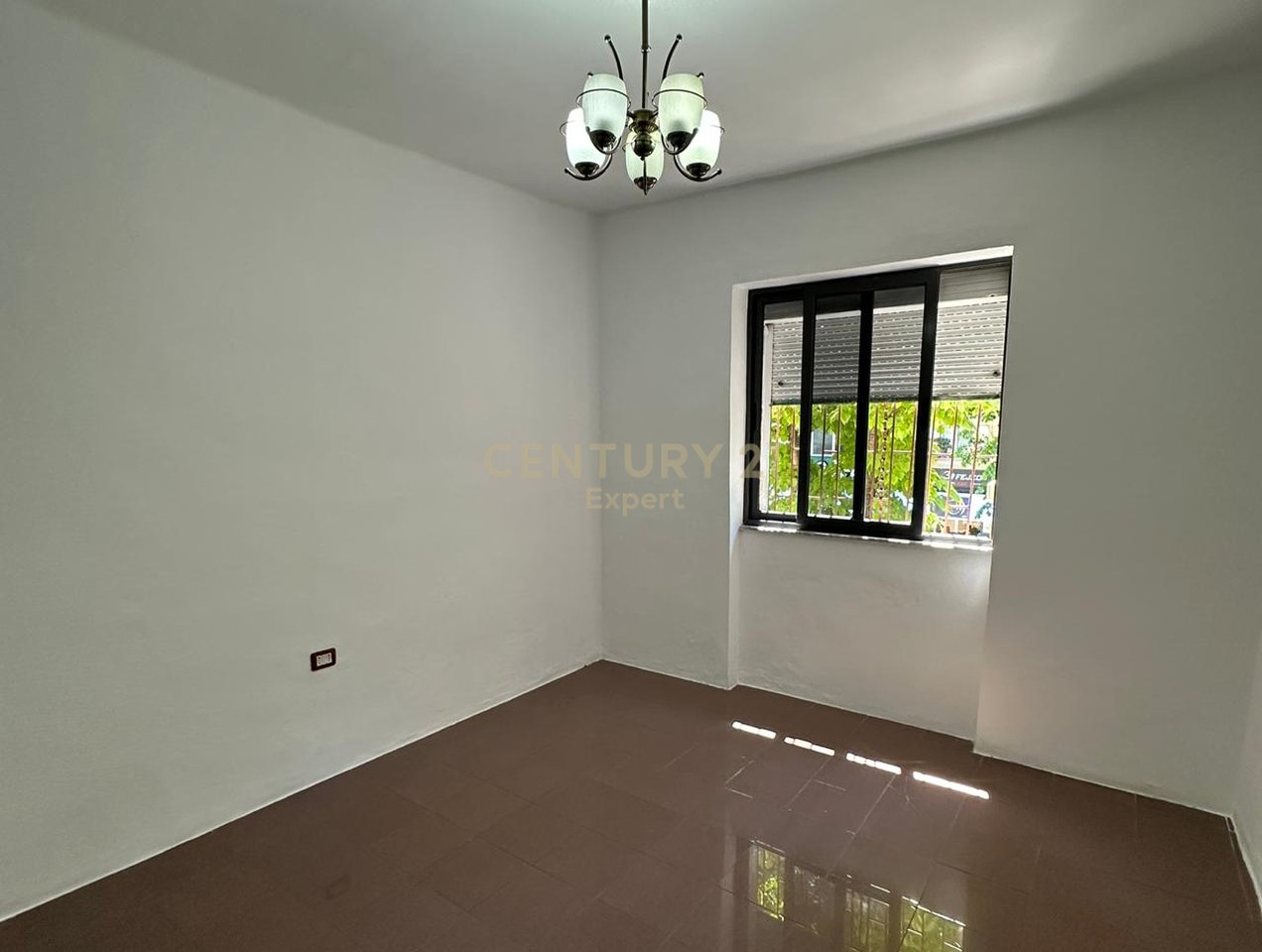 AMBIENT 2+1 PER QIRA BUZE RRUGES SE DURRESIT PER ZYRA/KLINIKE