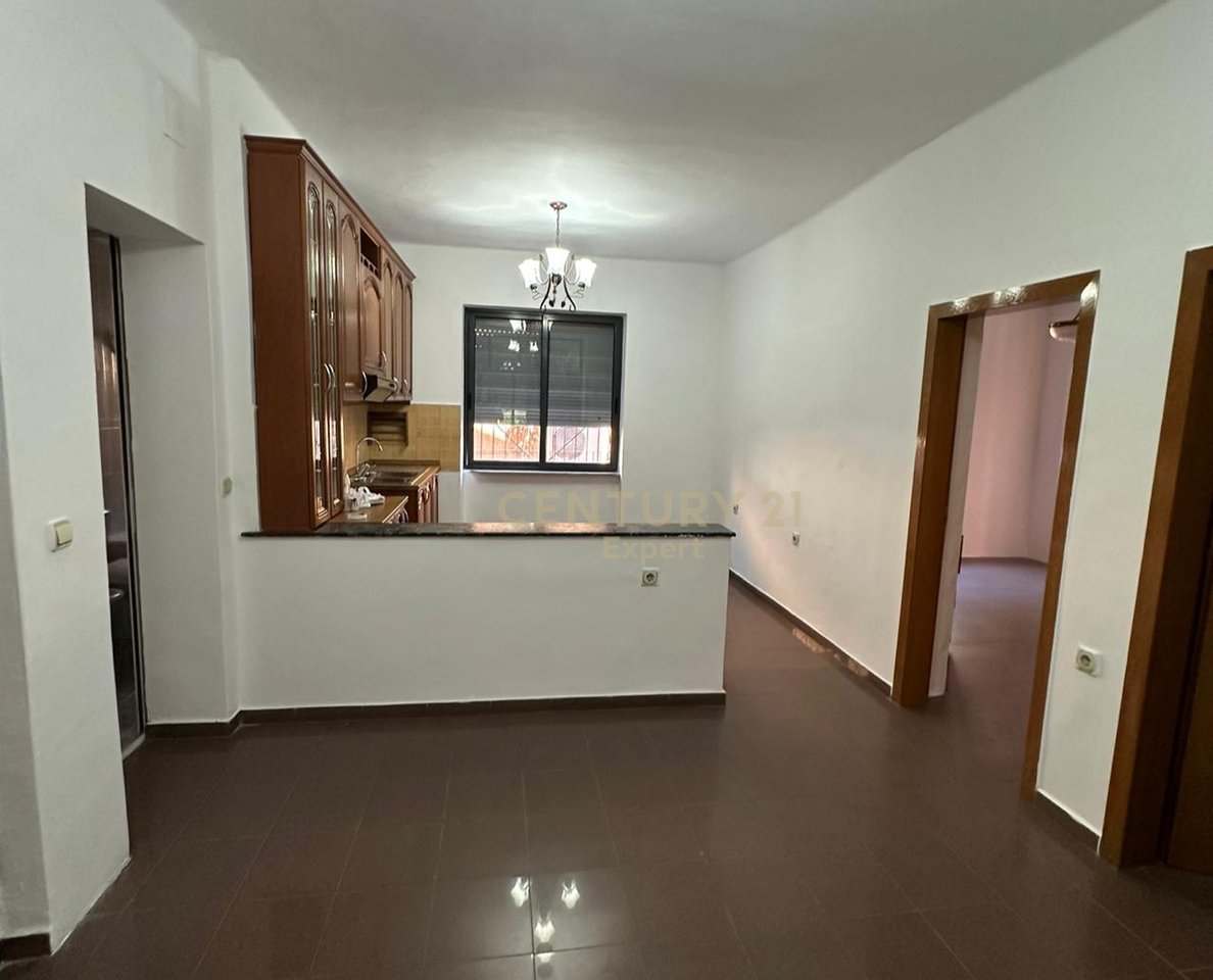 AMBIENT 2+1 PER QIRA BUZE RRUGES SE DURRESIT PER ZYRA/KLINIKE