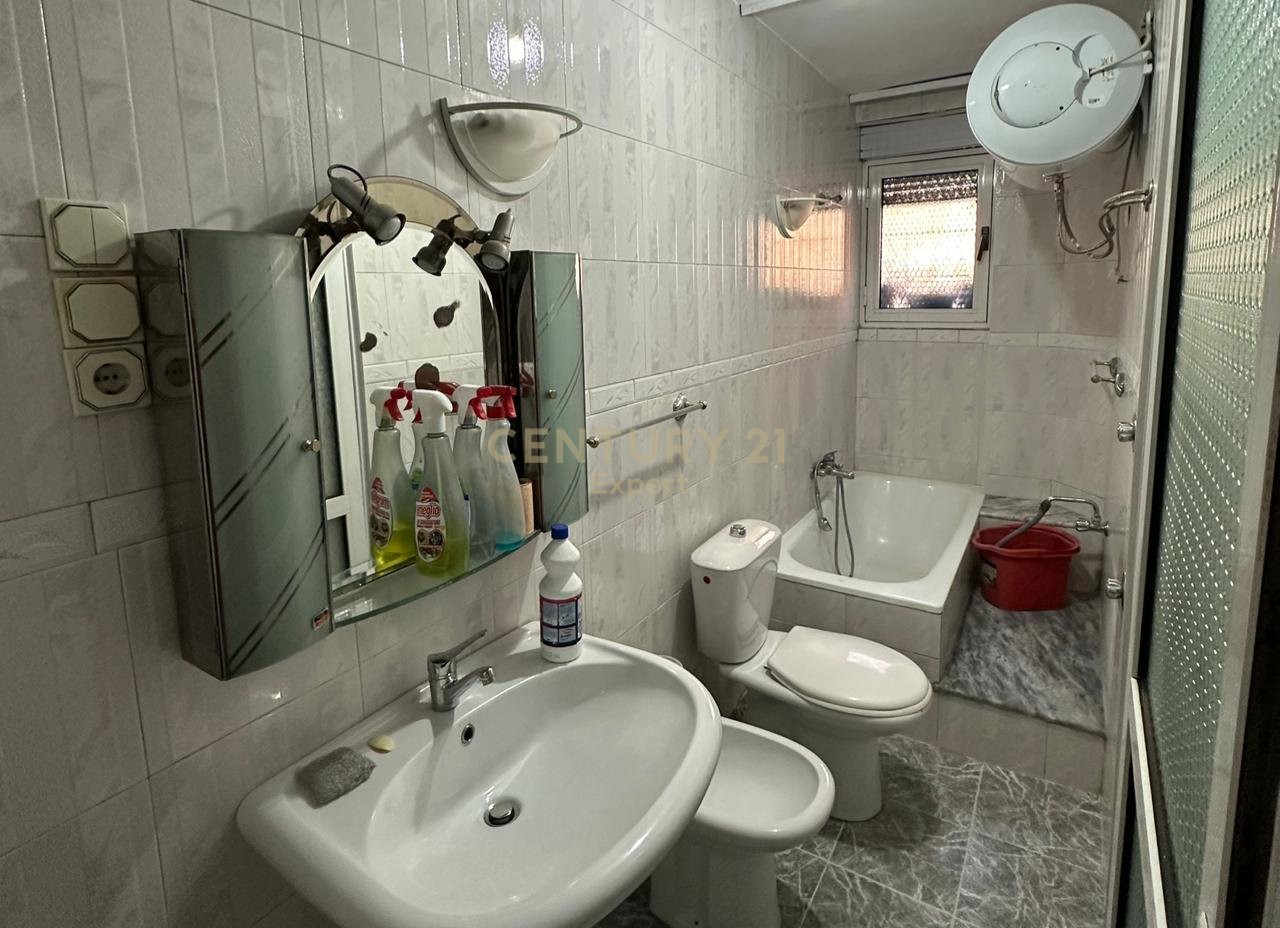 AMBIENT 2+1 PER QIRA BUZE RRUGES SE DURRESIT PER ZYRA/KLINIKE