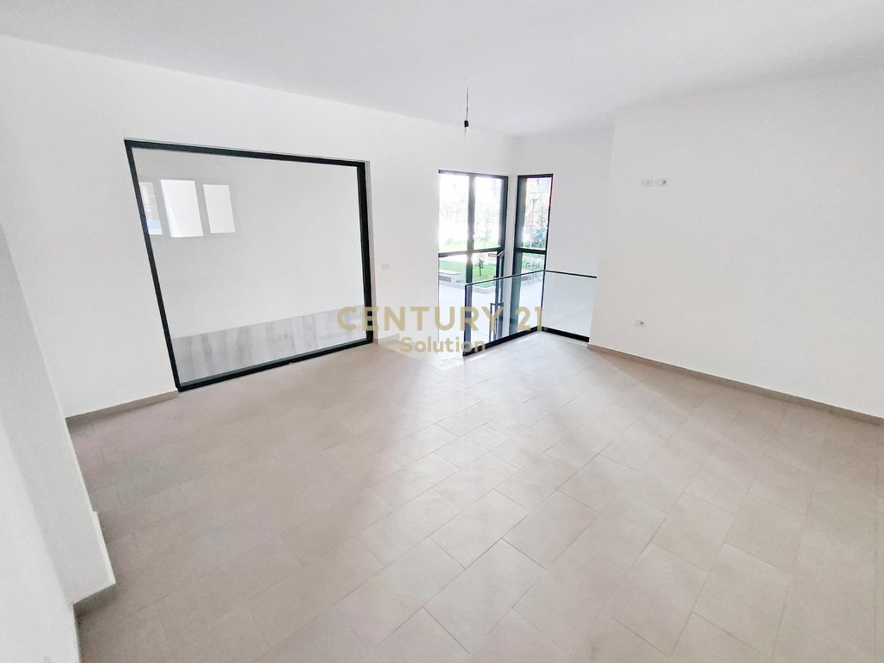 COMMERCIAL UNIT 44M2 FOR SALE AT THE RESIDENCE "GREEN CITY"!