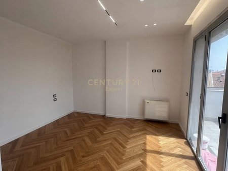 Shitet apartament 1+1 te 21 Dhjetori.