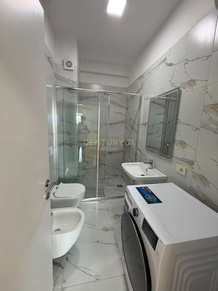 JAPIM APARTAMENT 3+1 ME POST PARKIMI ME QIRA TEK MINE PEZA!