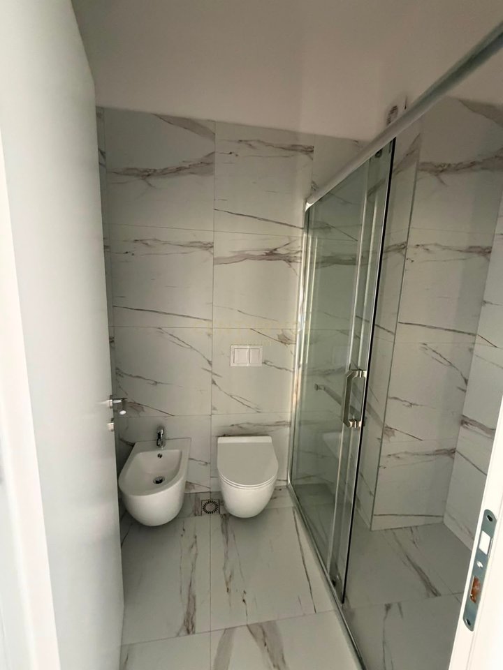 JAPIM APARTAMENT 3+1 ME POST PARKIMI ME QIRA TEK MINE PEZA!
