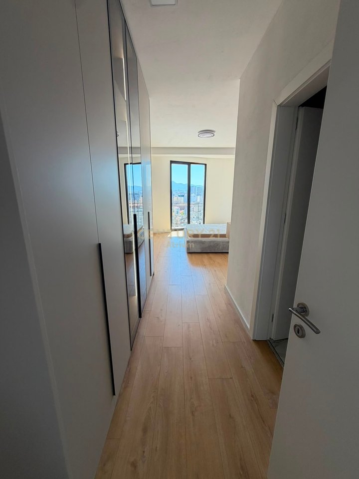 JAPIM APARTAMENT 3+1 ME POST PARKIMI ME QIRA TEK MINE PEZA!