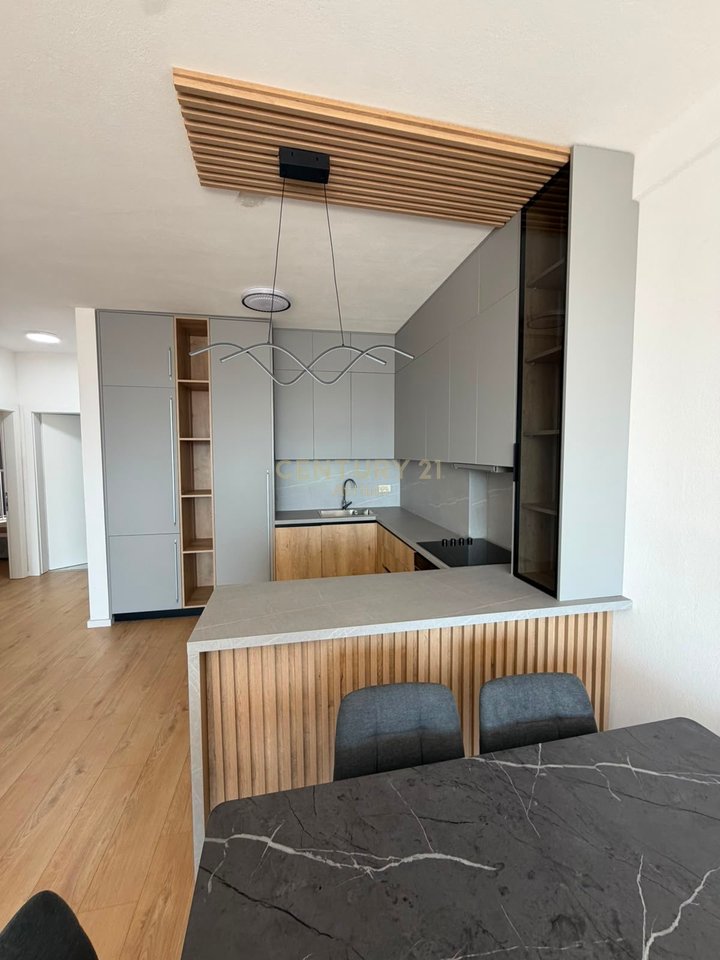 JAPIM APARTAMENT 3+1 ME POST PARKIMI ME QIRA TEK MINE PEZA!