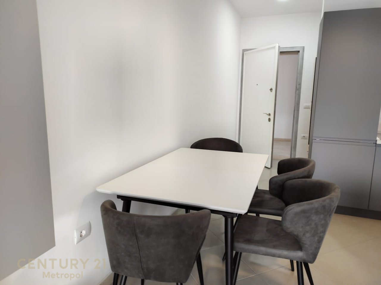 🏡 APARTAMENT PËR SHITJE TEK 21 DHJETORI – PRANË INXHINIERISË