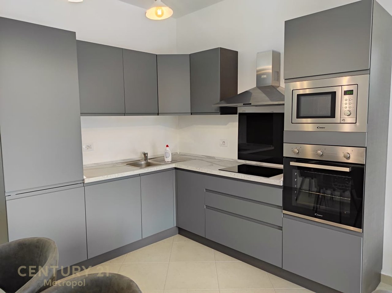 🏡 APARTAMENT PËR SHITJE TEK 21 DHJETORI – PRANË INXHINIERISË