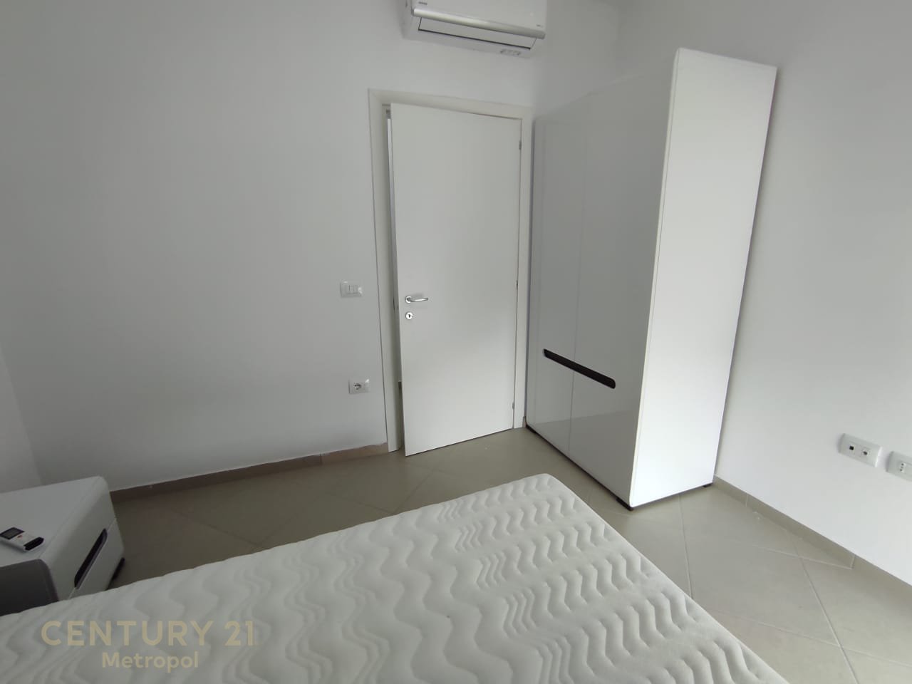 🏡 APARTAMENT PËR SHITJE TEK 21 DHJETORI – PRANË INXHINIERISË
