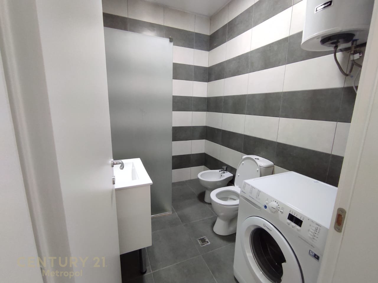 🏡 APARTAMENT PËR SHITJE TEK 21 DHJETORI – PRANË INXHINIERISË