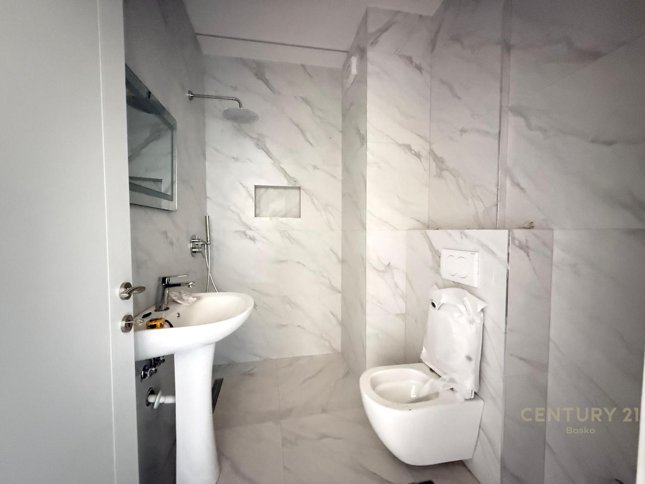 BULEVARDI I RI JAPIM ME QIRA APARTAMENT 2+1 TE KOMPLEKSI AVI!!