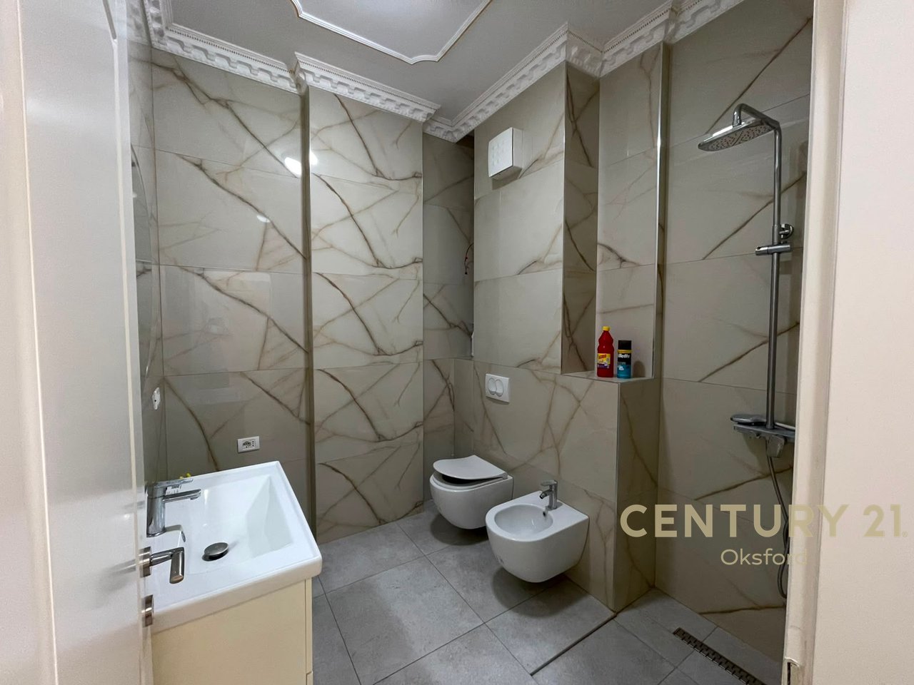 Jepet me qira apartament 2+1+2 te Ish Uzina Dinamo, përballë tregut.