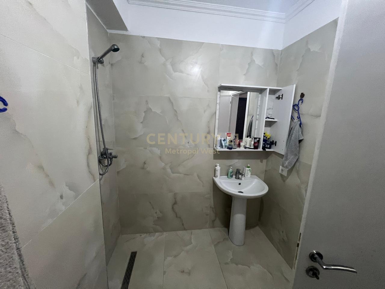 Appartamento 1+1 con Garage in Affitto – Bulevardi Blu, Kamëz, vicino a Rrethit të Ullirit