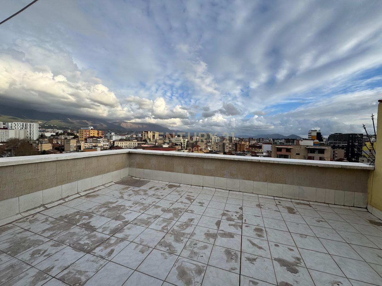 JEPET ME QIRA APARTAMENT 1+1 TEK RRUGA FERIT XHAJKO