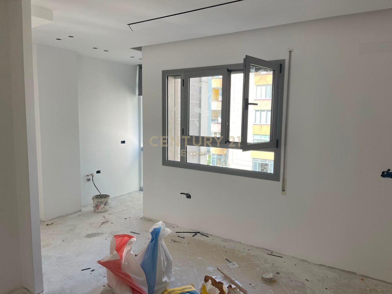 Shitet apartament 1+1 te 21 Dhjetori.