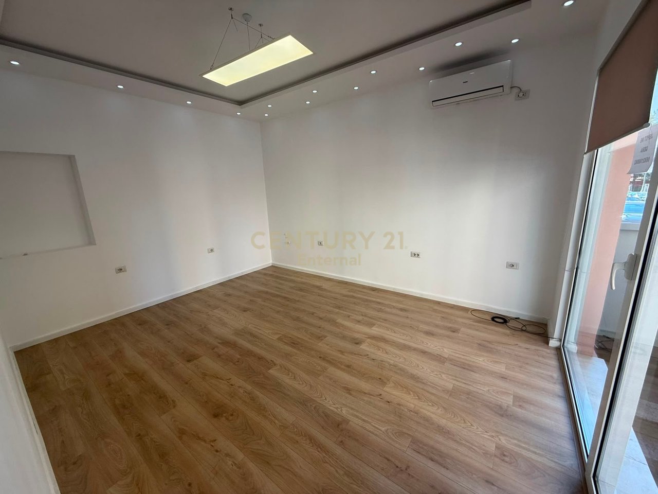 BUSINESS PREMISES FOR RENT IN THE PARIS MUNICIPALITY