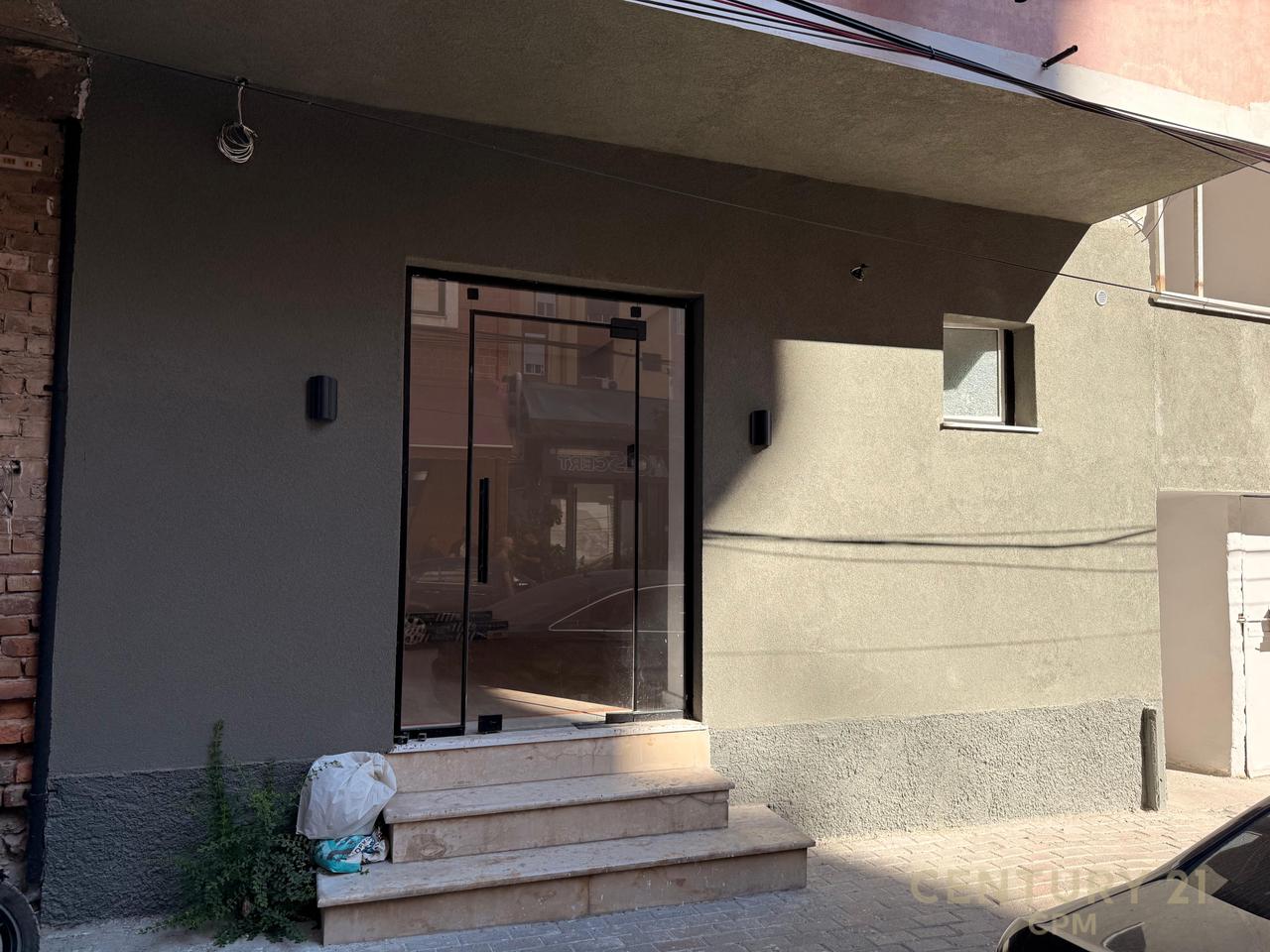 LOCALE COMMERCIALE IN AFFITTO IN VIA SULEJMAN DELVINA !