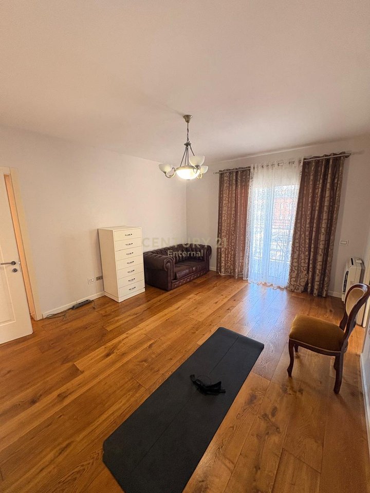 Jepet me Qira  Apartament 4+1+3 ne Zonen e ish-Gardes