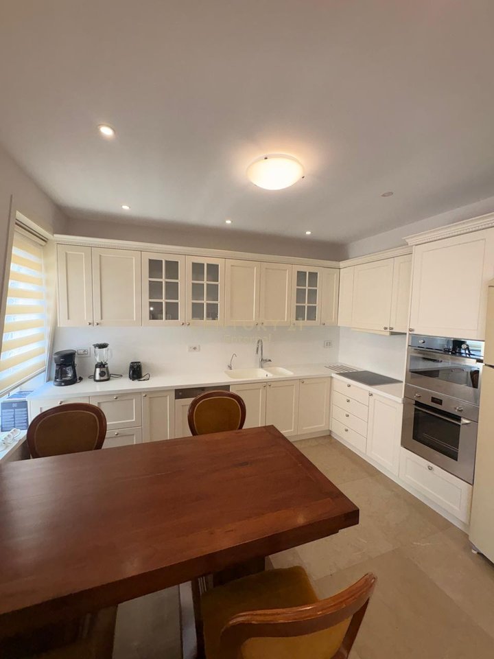 Jepet me Qira  Apartament 4+1+3 ne Zonen e ish-Gardes
