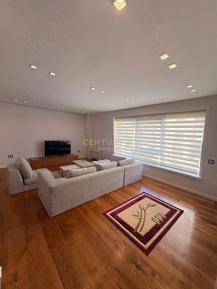 Jepet me Qira  Apartament 4+1+3 ne Zonen e ish-Gardes