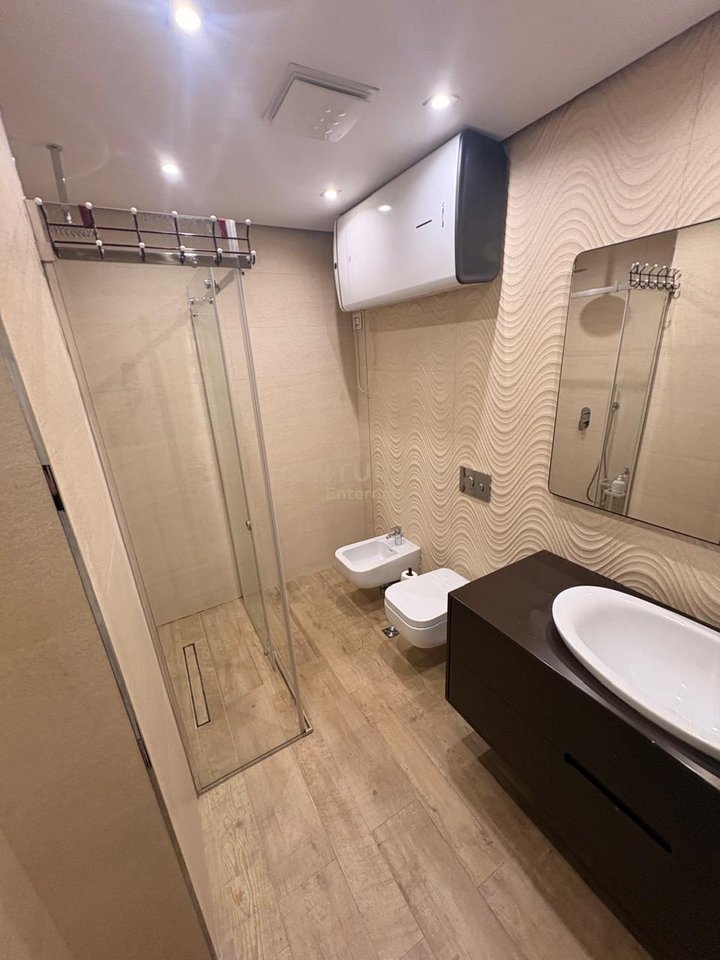 Jepet me Qira  Apartament 4+1+3 ne Zonen e ish-Gardes