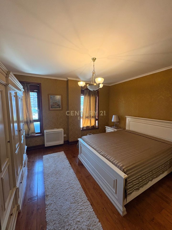 Jepet me Qira  Apartament 4+1+3 ne Zonen e ish-Gardes