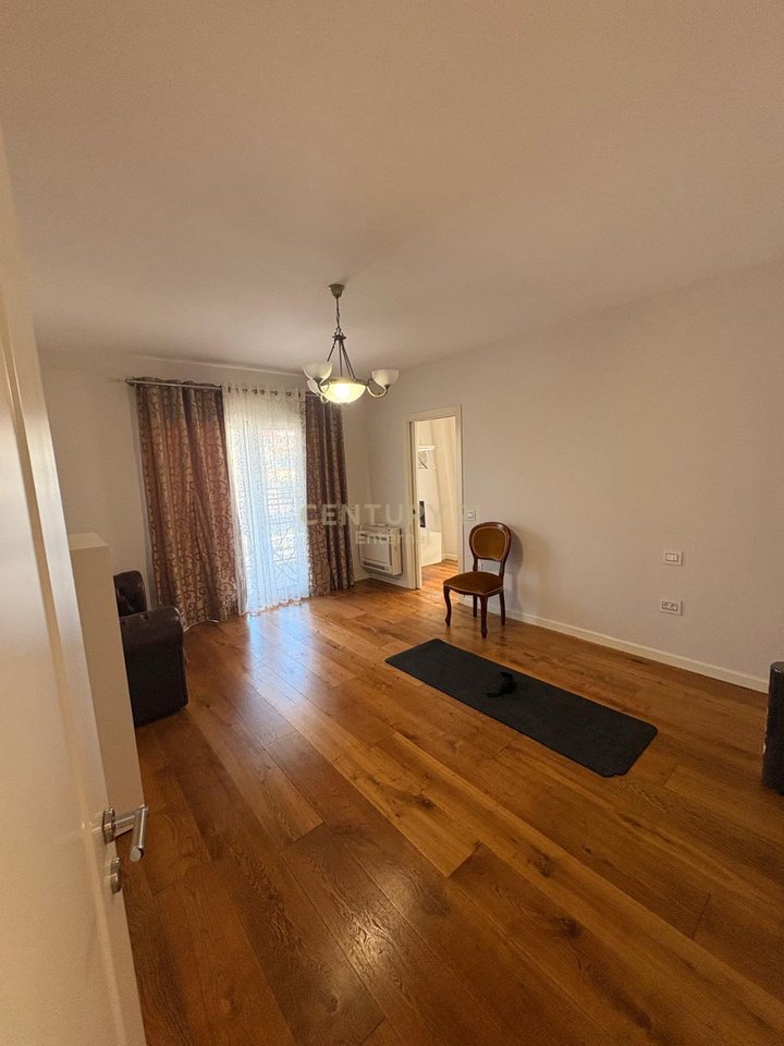 Jepet me Qira  Apartament 4+1+3 ne Zonen e ish-Gardes