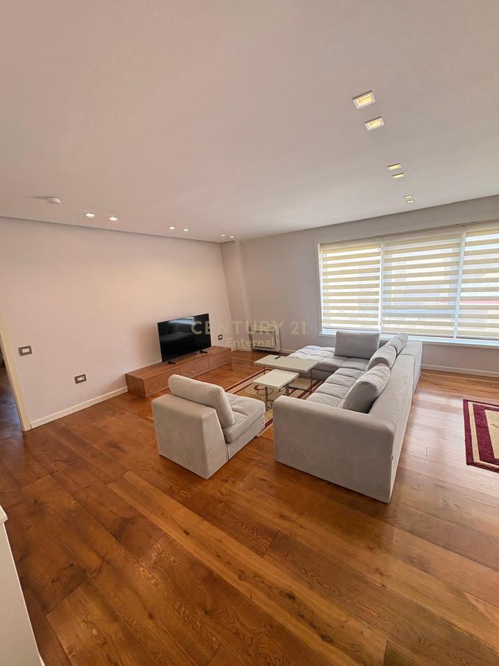 Jepet me Qira  Apartament 4+1+3 ne Zonen e ish-Gardes