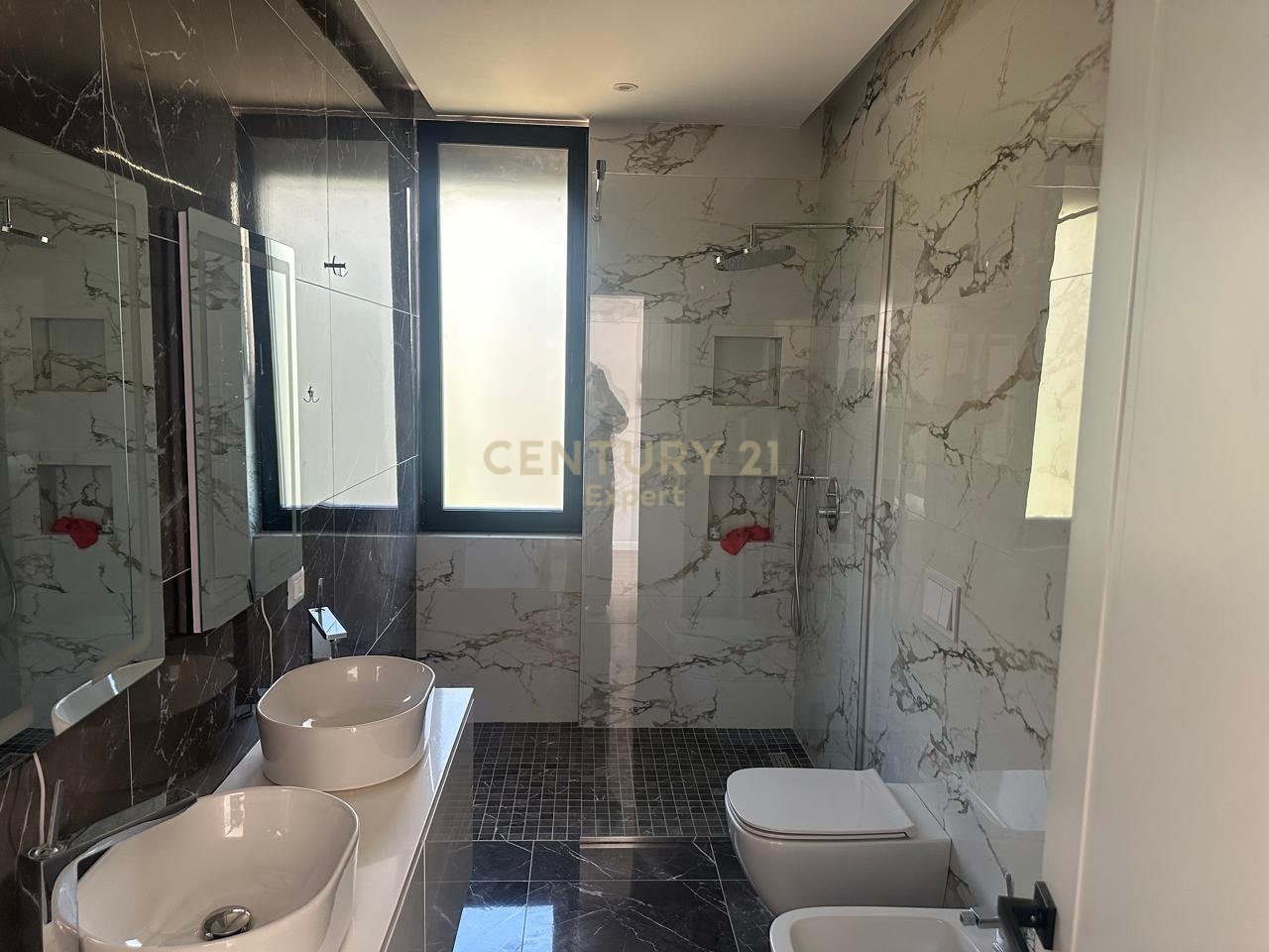 Villa di 3 piani in affitto, Lago Secco, Tirana.