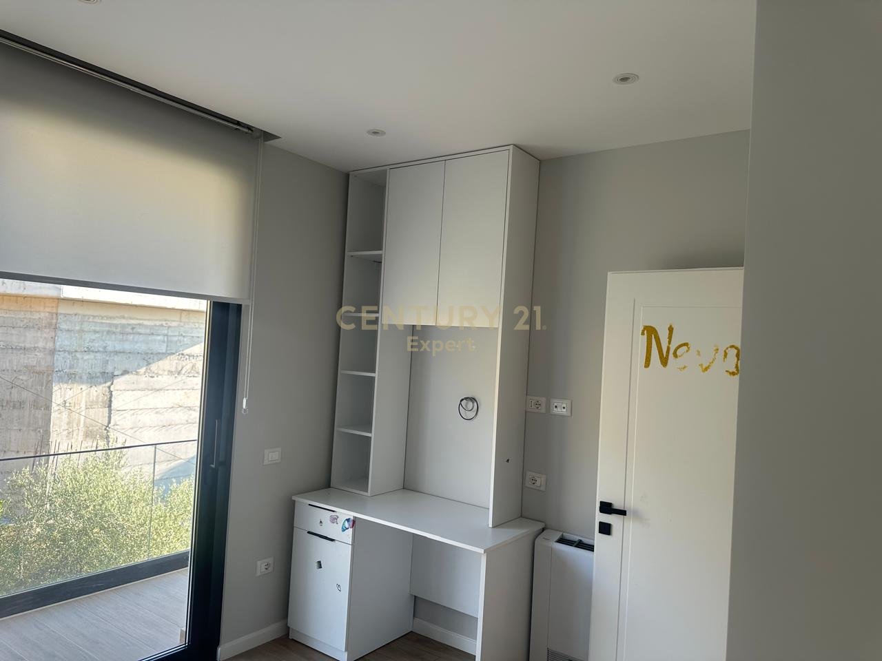 Villa di 3 piani in affitto, Lago Secco, Tirana.