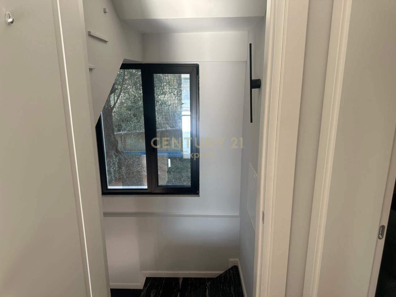 Villa di 3 piani in affitto, Lago Secco, Tirana.